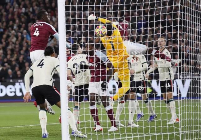 O goleiro Alisson falha ao tentar cortar a bola no lance do gol do West Ham; mas, segundo Klopp, houve falta no lance — Foto: Reuters/Peter Cziborra
