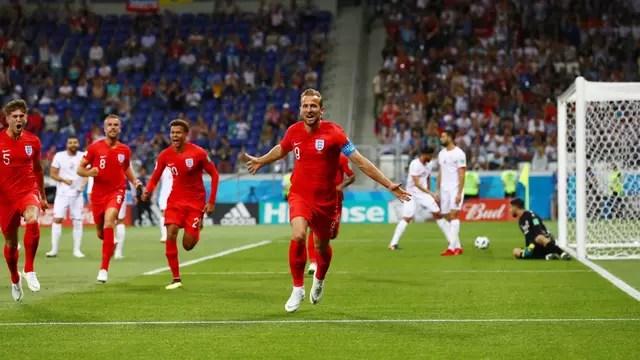 Kane comemora um de seus dois gols pela Inglaterra contra a Tunísia