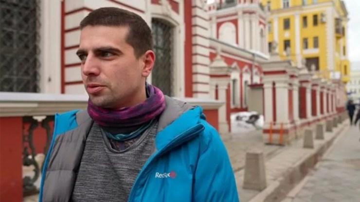 Este homem declarou que ele e seus amigos se sentiram envergonhados com as ações do governo russo — Foto: BBC