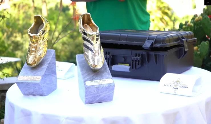 As chuteiras de ouro e bronze restauradas — Foto: Ivy Jannibelli/ especial Globo