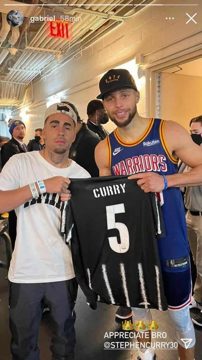 Gabriel dá camisa do Corinthians a Stephen Curry — Foto: Reprodução
