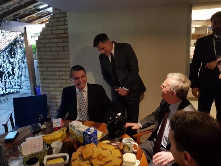 O presidente eleito, Jair Bolsonaro, e o conselheiro de Segurança dos EUA, John Bolton, tomam café da manhã no Rio de Janeiro — Foto: Divulgação/Assessoria do presidente eleito