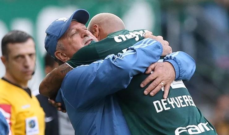 Felipão abraça Deyverson após gol no clássico contra o Corinthians — Foto: Cesar Greco/Ag. Palmeiras