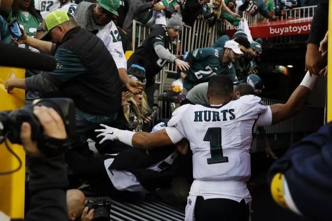Grade com torcedores desaba sobre Jalen Hurts após vitória do Philadelphia Eagles em Maryland — Foto: Geoff Burke-USA TODAY Sports