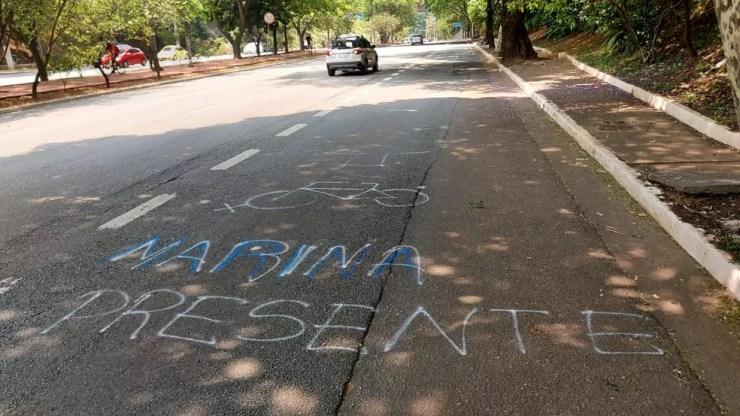 Frases são escritas nas Avenida Sumaré e Paulo VI, na Zona Oeste de SP, em homenagem à cicloativista Marina Kohler Harkot — Foto: Rodrigo Rodrigues/G1 SP 