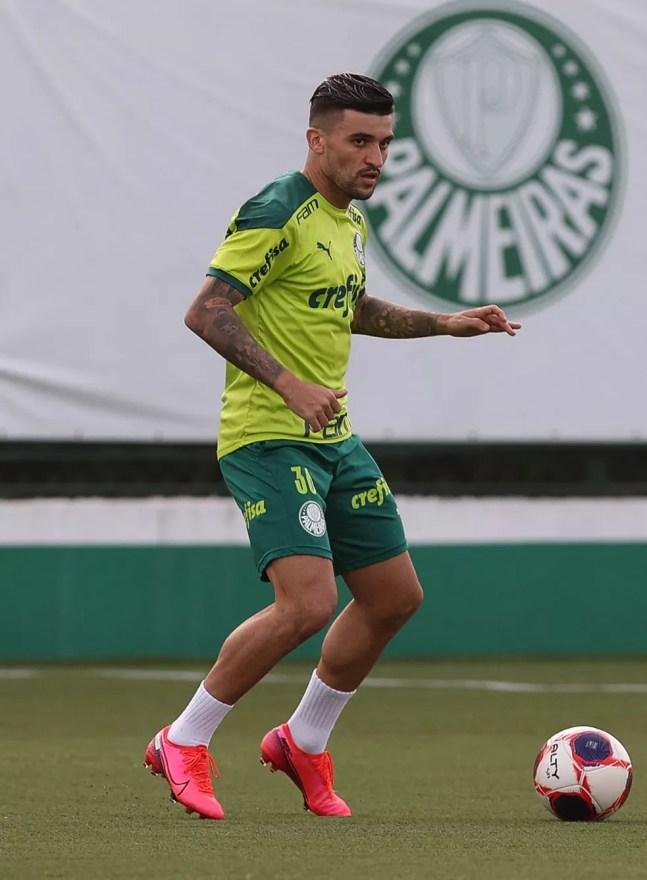 Victor Luis, durante treino do Palmeiras, na Academia de Futebol — Foto: Cesar Greco