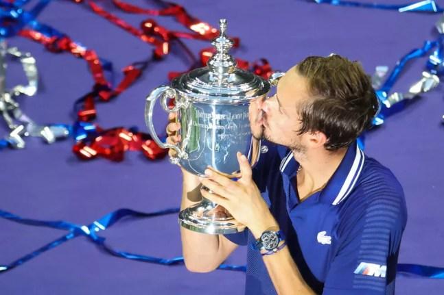 Medvedev beija o tão sonhado troféu do US Open — Foto: Al Bello / Getty Images