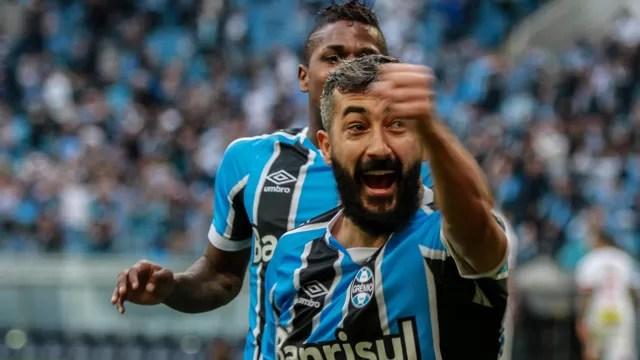 Grêmio encerra tabu, vence São Paulo na Arena pela primeira vez e encosta na liderança