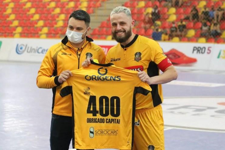 Rodrigo com a camisa comemorativa em alusão aos 400 jogos pelo Sorocaba Futsal — Foto: Guilherme Mansueto/Magnus Futsal 