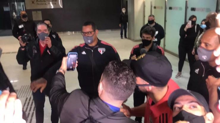 Calleri tira foto com torcedor na chegada a São Paulo — Foto: Eduardo Rodrigues