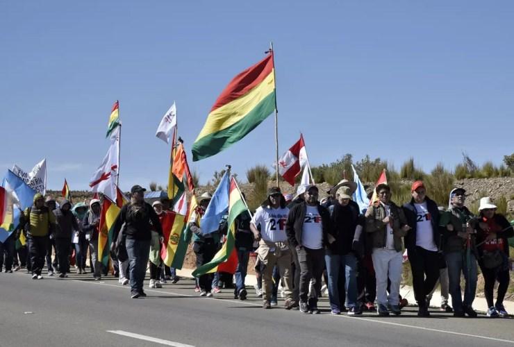 Bolivianos de diferentes cidades marcham nesta quarta-feira (5) rumo a La Paz para protestar contra a nova candidatura de Evo Morales à presidência — Foto: Aizar Raldes/ AFP