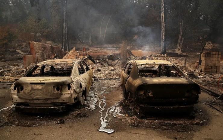 Carros totalmente queimados são vistos após incêndio em Glen Ellen, na Califórnia, na segunda-feira (9) (Foto: Justin Sullivan/Getty Images/AFP)