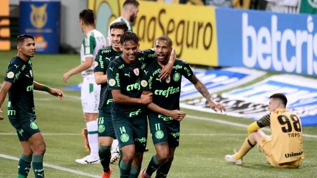 Wesley e Scarpa comemoram gol do Palmeiras contra a Chape