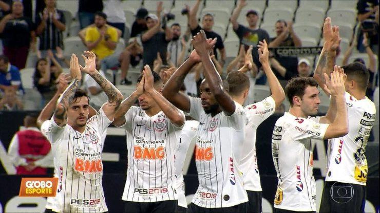 Relembre: Corinthians vence a Chapecoense em tarde inspirada do lateral Carlos Augusto
