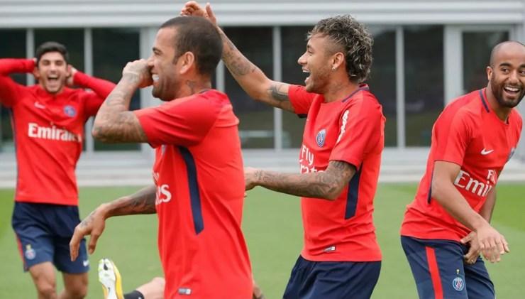 Neymar demonstra entrosamento com os brasileiros Daniel Alves e Lucas em seu primeiro treino como jogador do PSG (Foto: Divulgação)
