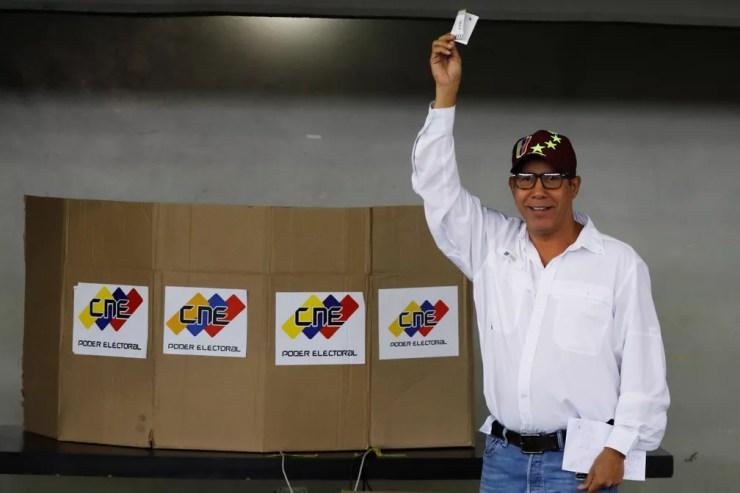 O candidato presidencial Henri Falcón vota neste domingo (20) em Barquisimeto (Foto: Carlos Jasso/Reuters)