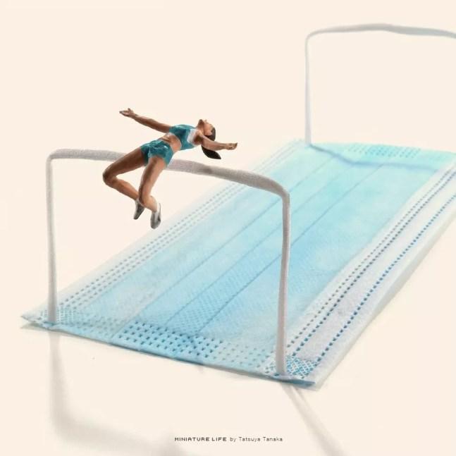 Salto em atura: uma das criações do artista plástico miniaturista Tatsuya Tanaka relacionando as Olimpíadas de Tóquio à Covid-19 — Foto: Reprodução Instagram Tatsuya Tanaka 