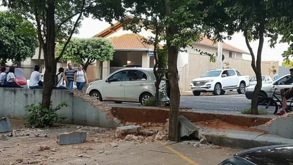 Motorista perdeu controle da direção enquanto trafegava pela rua Brasília e colidiu com muro de uma escola em Votuporanga  (Foto: Votuporanga Tudo)