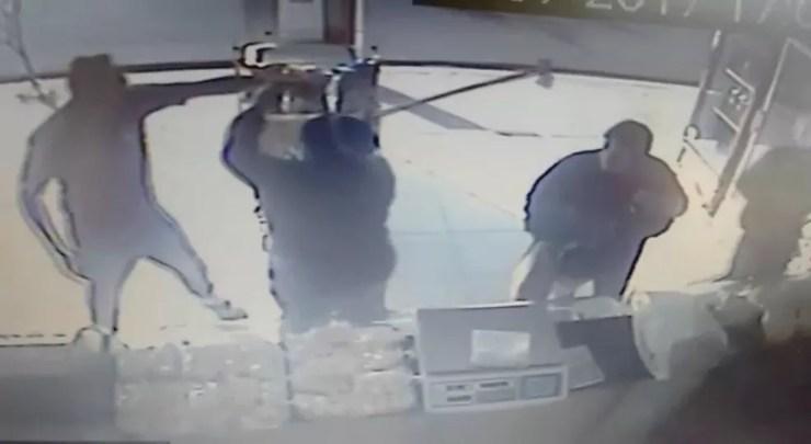 Mulher tenta reagir a assalto com uma bengala em uma padaria de Marília (Foto: Reprodução / TV TEM)