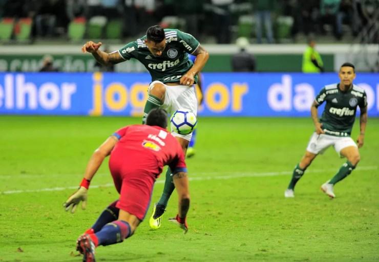 Antônio Carlos e Fábio em lance polêmico no fim do jogo — Foto: Marcos Ribolli