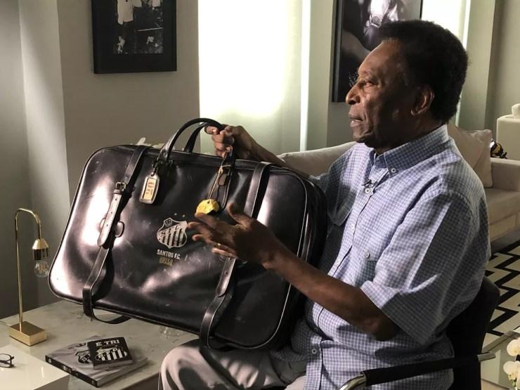 Pelé mostra a mala que usava em viagens com o Santos — Foto: Laura Fonseca 
