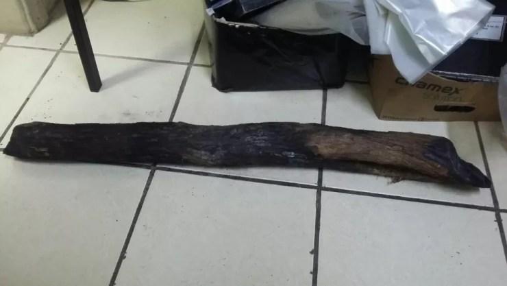Pedaço de madeira usado pelo suspeito foi apreendido pela Polícia Militar (Foto: São Roque Notícias/Divulgação)