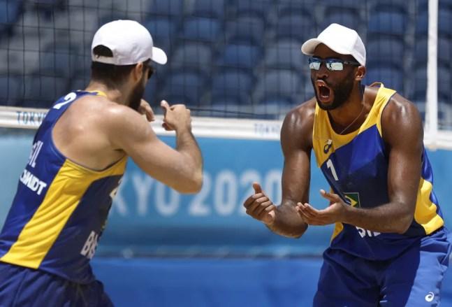 Evandro e Bruno comemoram nas Olimpíadas de Tóquio — Foto: REUTERS/John Sibley