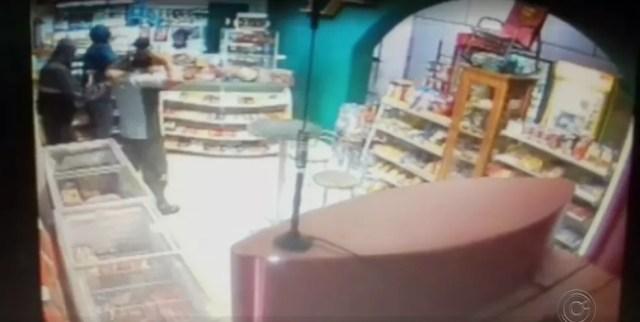 Ladrões levaram dinheiro de loja de conveniência em Porto Feliz (Foto: Reprodução/TV TEM)