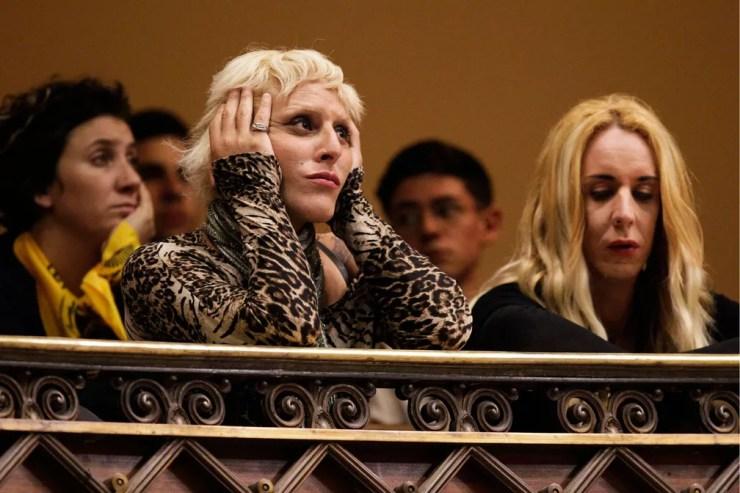 Ativistas escutam discurso de deputados durante sessão que aprovou lei que garante direitos aos transgêneros  — Foto: Matilde Campodonico/ AP