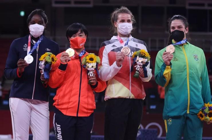 Mayra Aguiar (dir.) posa no pódio da categoria até 78kg do judô nas Olimpíadas de Tóquio 2020 — Foto: Chris Graythen/Getty Images