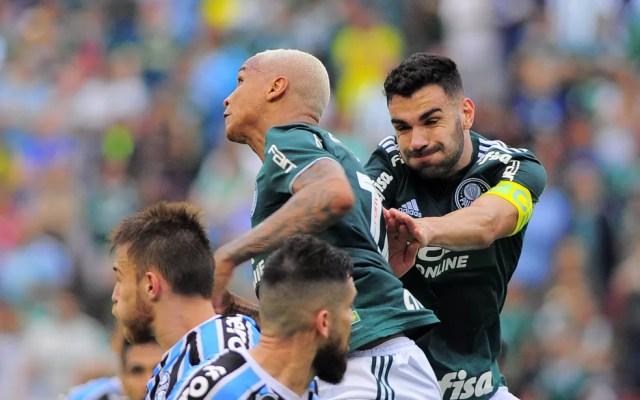 Palmeiras no alto: Deyverson e Bruno Henrique sobem mais que os adversários — Foto: Marcos Ribolli
