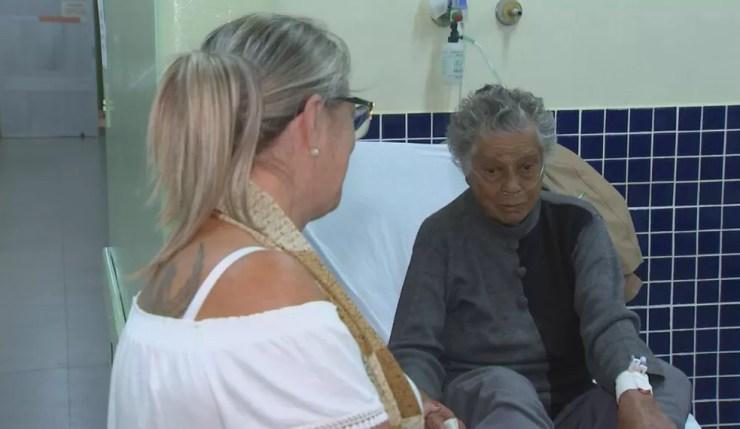 Rosimary aguarda uma vaga para a mãe, de 80 anos, no PS Central (Foto: TV TEM / Reprodução )