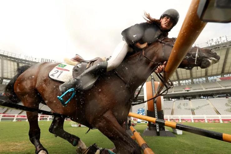 Ieda Guimarães, brasileira do pentatlo moderno, cai do cavalo — Foto: Dan Mullan/Getty Images