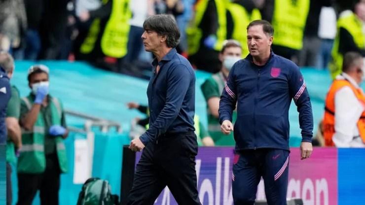 Joachim Löw deixa o campo após derrota da Alemanha para a Inglaterra