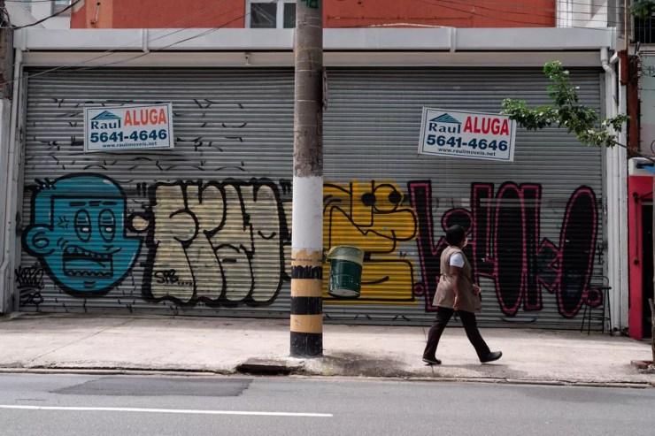 Pedestre caminhando na Zona Sul da cidade de São Paulo. — Foto: Marcelo Brandt/G1