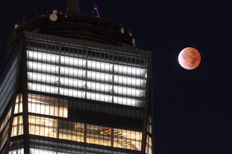 A lua é vista durante um eclipse lunar em Nova York (EUA) — Foto: Yuki Iwamura / AFP