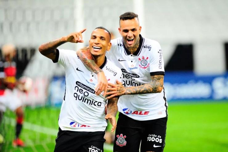 Otero e Luan comemoram gol do Corinthians contra o Ituano — Foto: Rodrigo Corsi/Paulistão