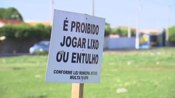 Placas proíbem descarte irregular de lixo em terrenos de Rio Preto (Foto: Reprodução/TV TEM)
