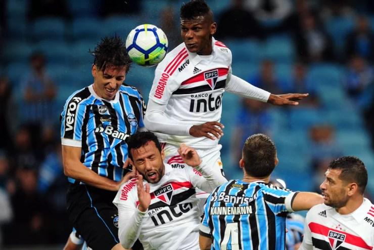 Perder para o Grêmio em Porto Alegre é normal, mas o São Paulo de Nenê precisa abrir o olho (Foto: Wesley Santos/Agência PressDigital )