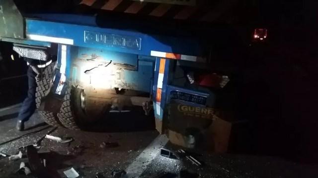 Caminhoneiro bateu na traseira de uma carreta canavieira (Foto: Corpo de Bombeiros / Divulgação )