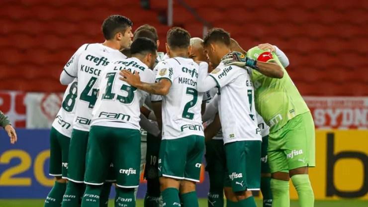 Jogadores do Palmeiras reunidos antes do duelo contra o Inter