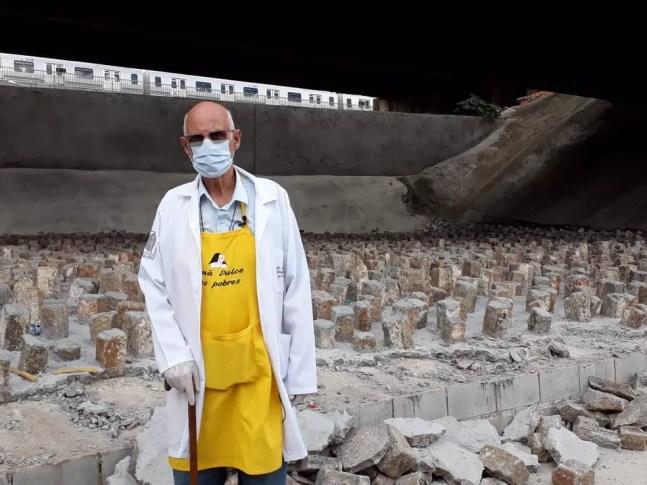 Padre Júlio Lancellotti removeu pedras sob um dos viadutos de SP. — Foto: Vivian Reis/G1