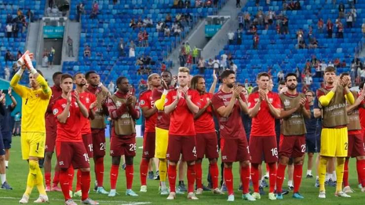 Jogadores da Suíça agradecem apoio da torcida em São Petersburgo após a eliminação na Eurocopa