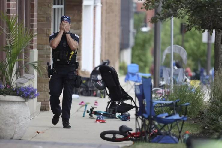 Policial caminha pela avenida central em Highland Park na segunda-feira, 4 — Foto: Brian Cassella/Chicago Tribune via AP