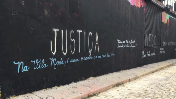 Amigos de NegoVila pintaram Beco do Batman de preto em sinal de luto e escreveram frases pedindo 'justiça' para o assassinato do artista plástico em São Paulo — Foto: Aldieres Batista/Arquivo pessoal