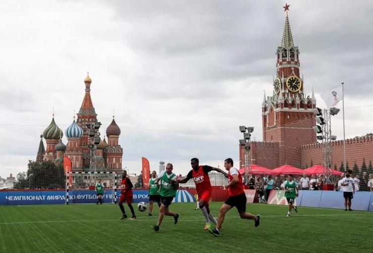 Imigrantes asiáticos e africanos na Rússia jogam futebol na Praça Vermelha, em Moscou (Foto: Reuters/Gleb Garanich)