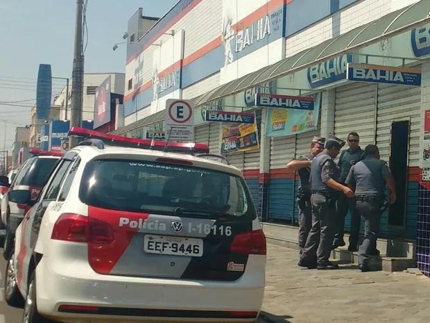 Momento em que a polícia entrou na loja  (Foto: Priscilla Mota/TV TEM)