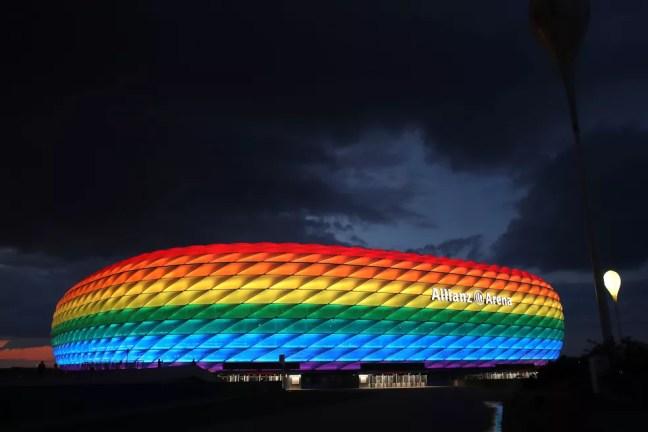 Allianz Arena, em Munique, iluminado com as cores do arco-íris em jogo de julho de 2020 — Foto: Alexander Hassenstein/Getty Images