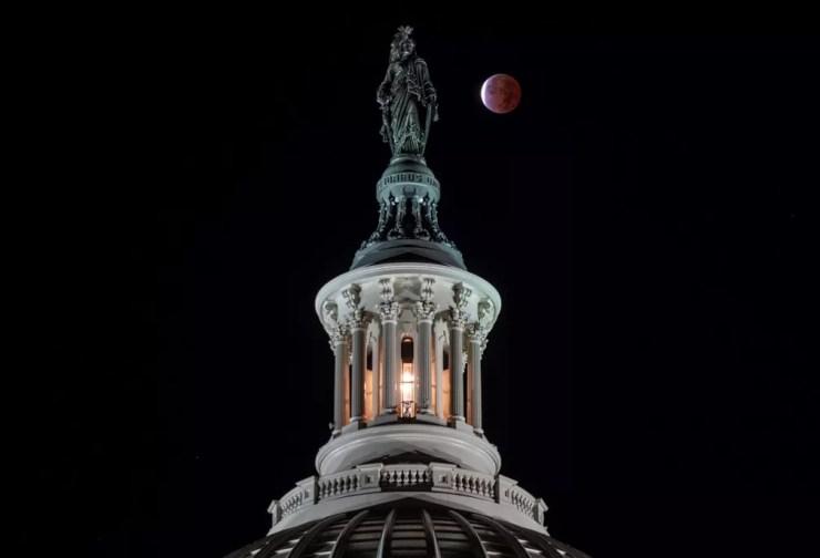 A lua, com um eclipse lunar parcial, é vista em Washington (EUA) — Foto: Andrew Caballero-Reynolds / AFP