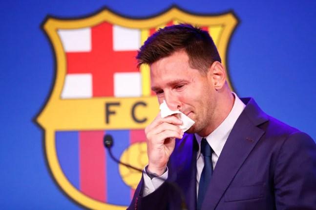 Messi chora em entrevista coletiva de despedida do Barcelona — Foto: Eric Alonso/Getty Images